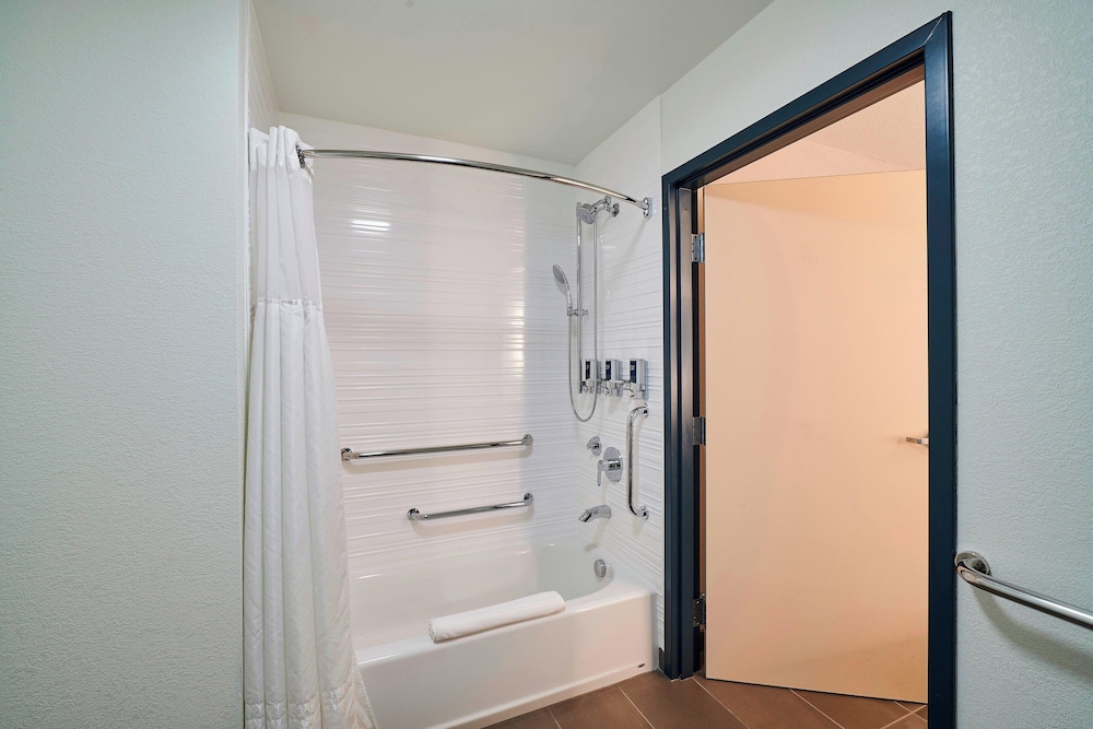 Four Points by Sheraton Cleveland Eastlake - photo 23