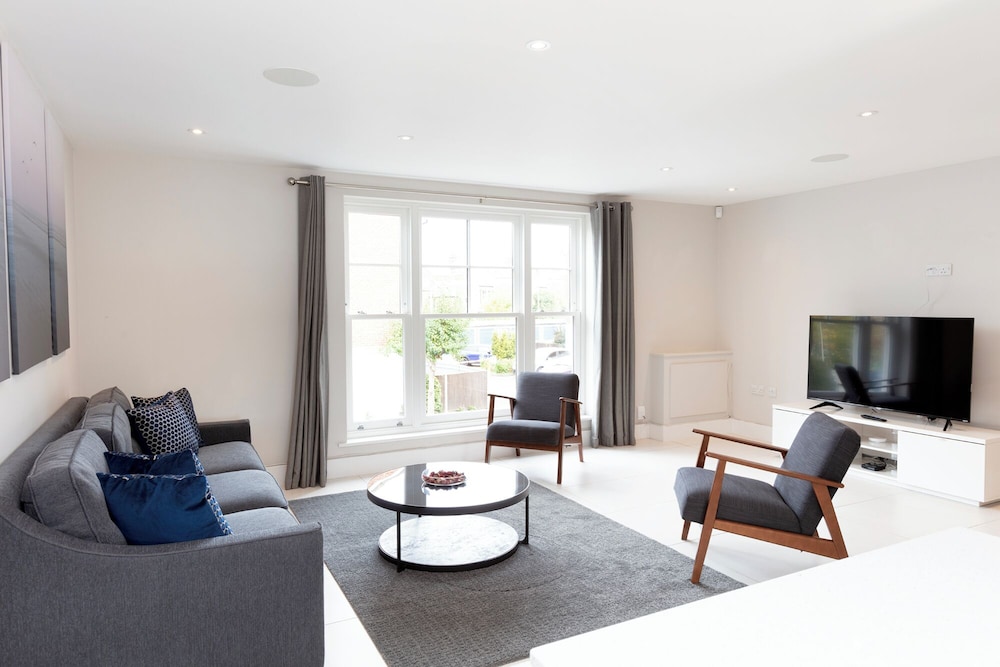 Fabulous Central Windsor Town House With Parking — 4-Star Luxury Hotel in Windsor, United Kingdom