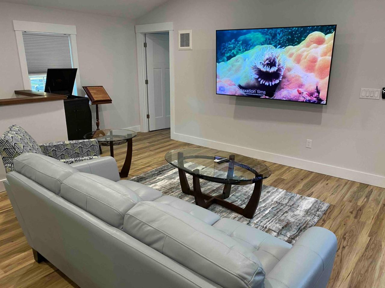 Modern 2Br 2Ba With King Bed Fast Wi Fi 75 Inch Oled Tv in Wilmington, United States