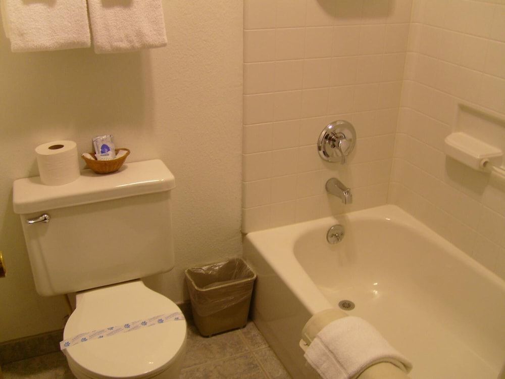 Cascade City Center Motel - photo 8