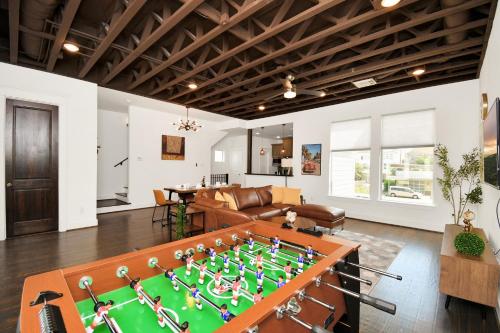 Stunning Home in Midtown Houston with 3BDR 5Beds Skyline View BBQ Terrace — 4-Star Luxury Hotel in Houston, United States