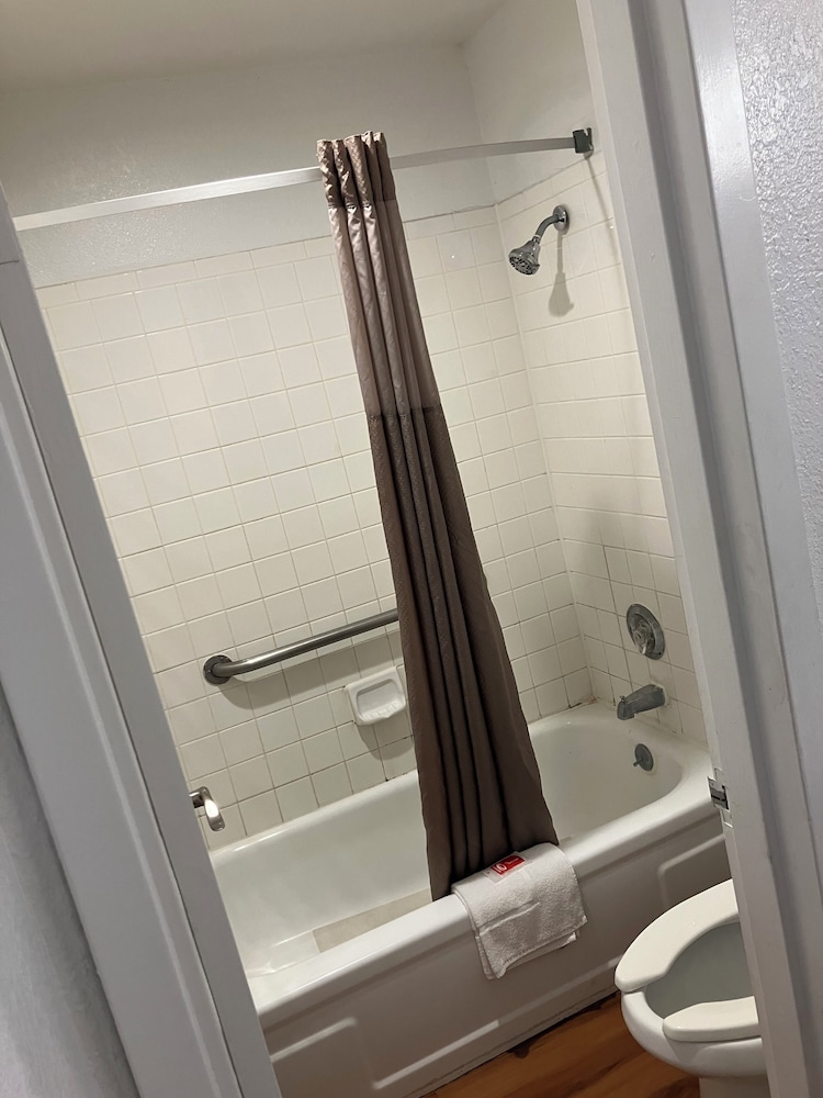 Econo Lodge - photo 15