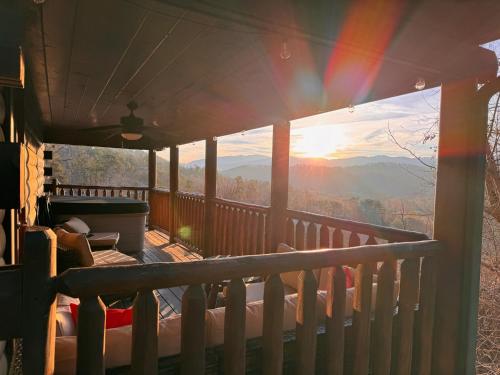 Smoky Paws Exceptional Cabin Stunning Mountain Views Hot Tub Tranquil Gigabit Internet Free L2 EV — 4-Star Luxury Hotel in Pigeon Forge, United States