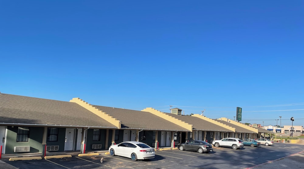 Executive Inn of Purcell - photo 17