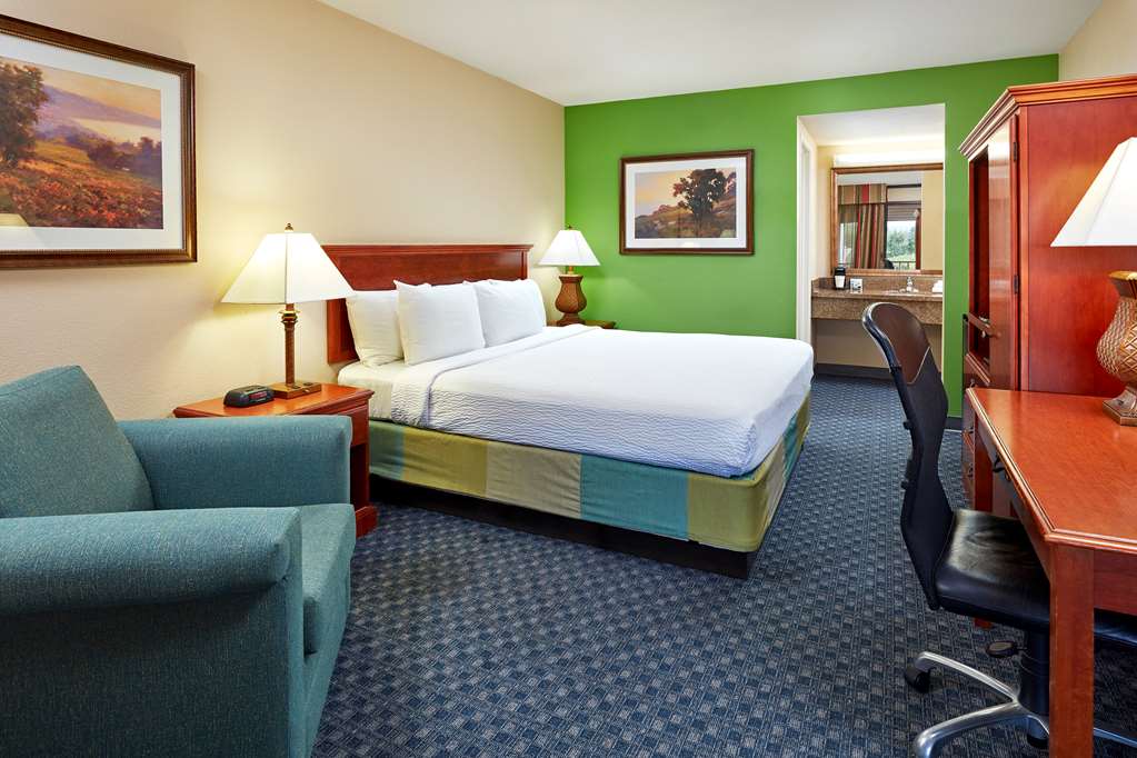 La Quinta Inn & Suites by Wyndham Thousand Oaks Newbury Park - photo 17