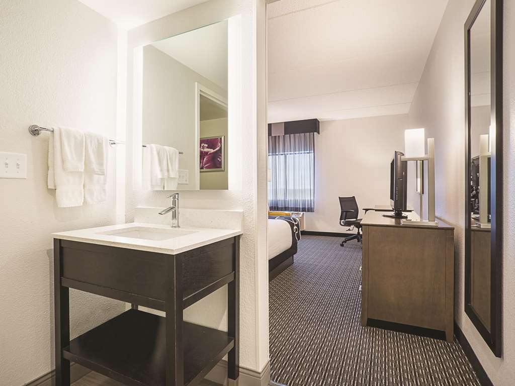 La Quinta Inn & Suites by Wyndham Baltimore BWI Airport - photo 24