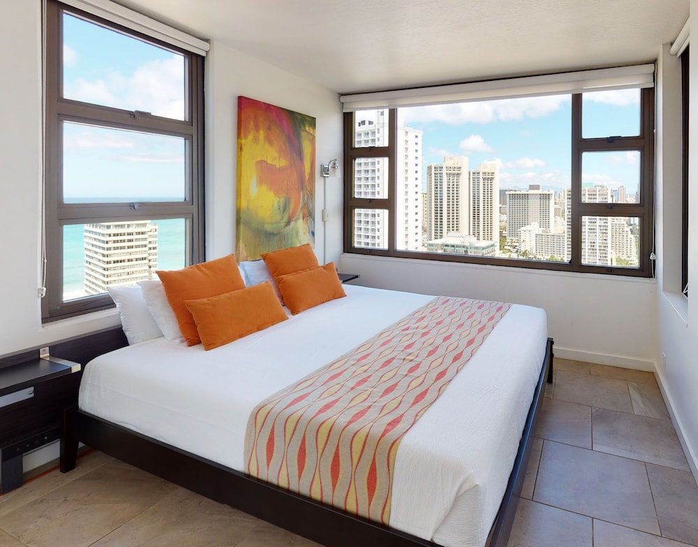 Artsy 32nd Floor Condo with Modern Furnishings & Gorgeous Ocean Views by Koko Resort Vacation Rentals - photo 2