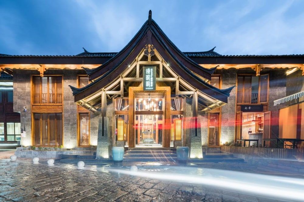 Shilily Travelling Hotel Lugu Lake — 4-Star Luxury Hotel in Lijiang, People's Republic of China