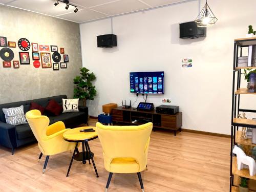 comfy 3 bedrooms with family karaoke Max 10pax — 4-Star Luxury Hotel in Ipoh, Malaysia