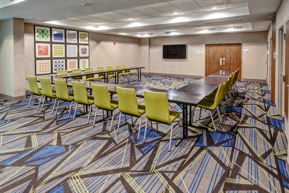 Holiday Inn Express and Suites Memphis Southwind - photo 35
