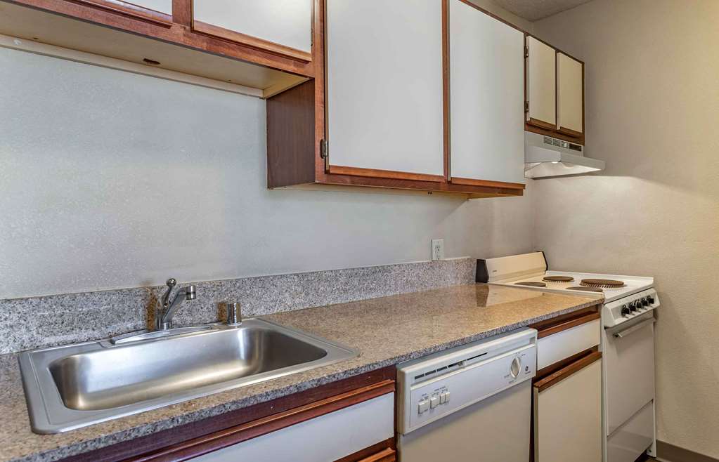 Extended Stay America Suites Chicago Lombard Yorktown Center - photo 22
