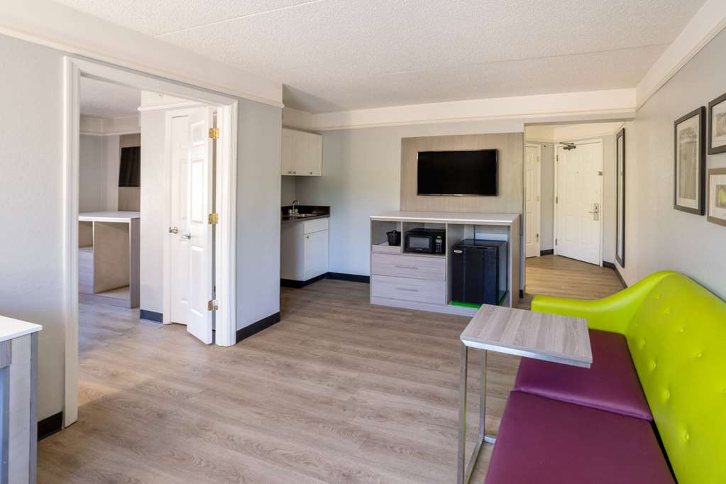 La Quinta Inn & Suites by Wyndham Birmingham Hoover - photo 48