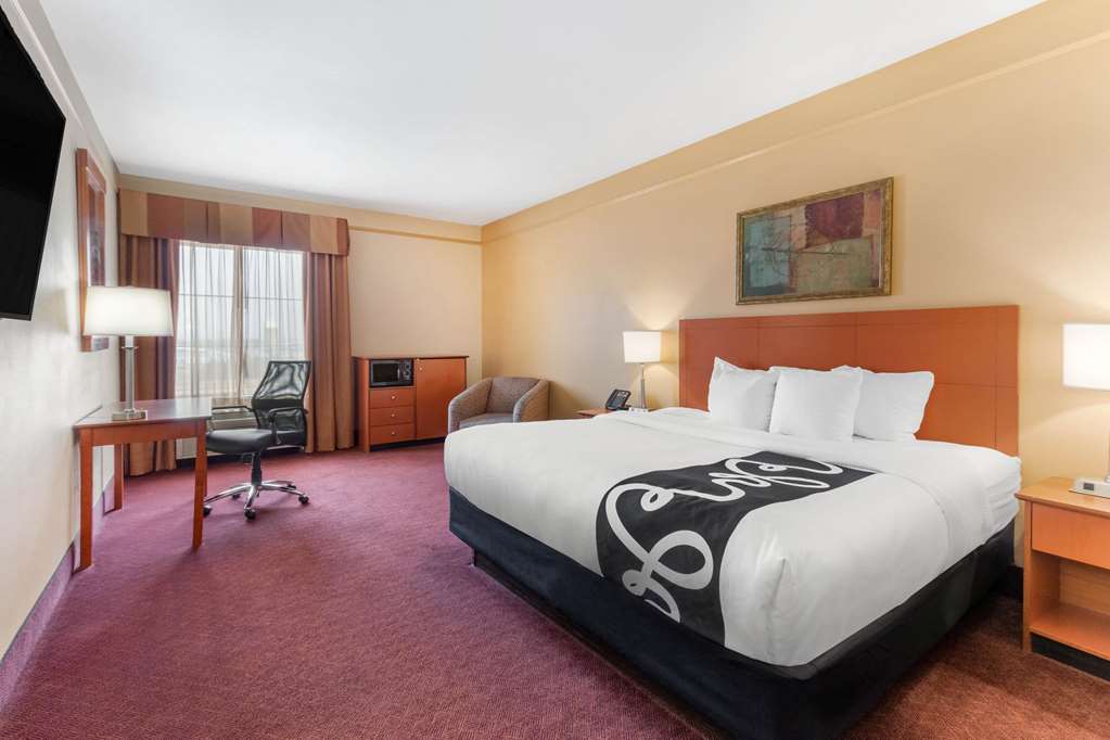 La Quinta Inn & Suites by Wyndham Hobbs - photo 12