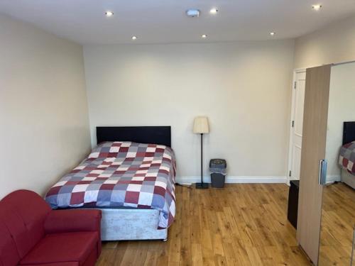 Spacious and Sunny double Room for comfortable nap — hotel in Harrow On The Hill