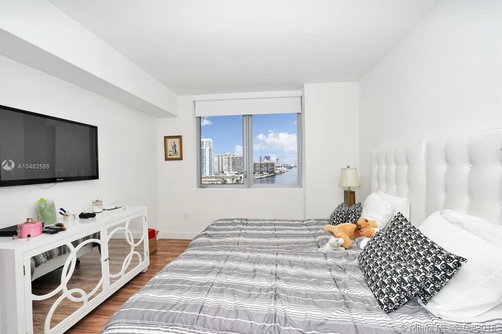 Incredible Bay View 3 Bed Private Floor Apt 1101 BW Resort Miami FL - photo 3