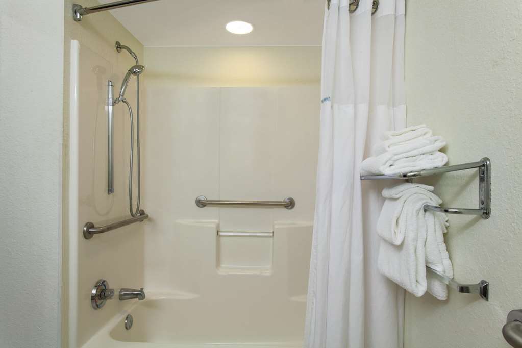 Microtel Inn & Suites by Wyndham Lady Lake The Villages - photo 12