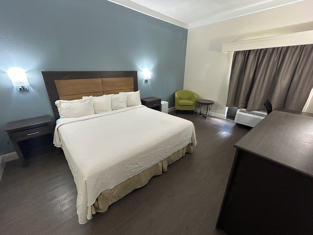 Red Roof Plus Fort Myers - featured photo