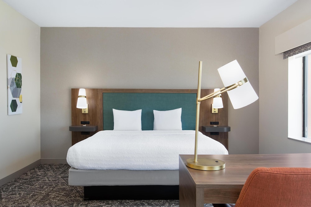 Hampton Inn & Suites Dallas Arlington N Entertainment Dist. - photo 14