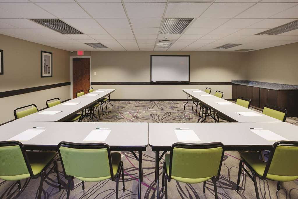 La Quinta Inn & Suites by Wyndham Detroit Metro Airport - photo 28