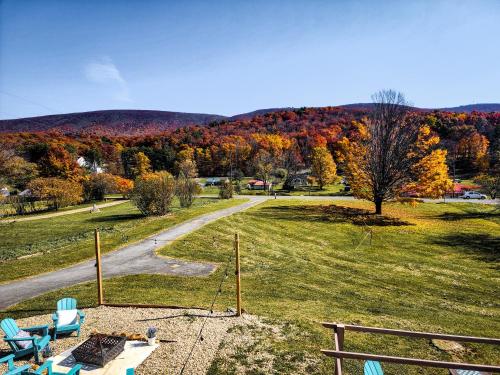 Carloover Vista: Mountain Escape in Hot Springs, United States