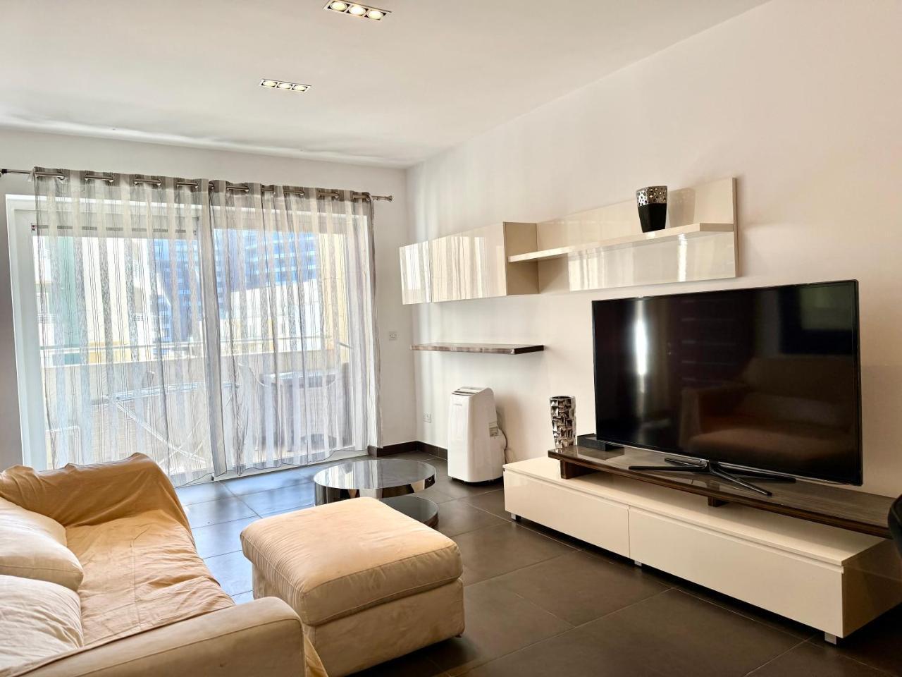 Sliema 1BDR Apartment with Pool Access and off Seafront — 4-Star Luxury Hotel in Sliema, Malta