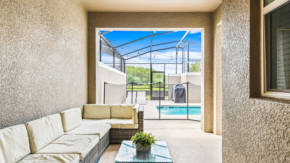 4BR Tropical Storey Lake Townhome Private Pool - photo 22