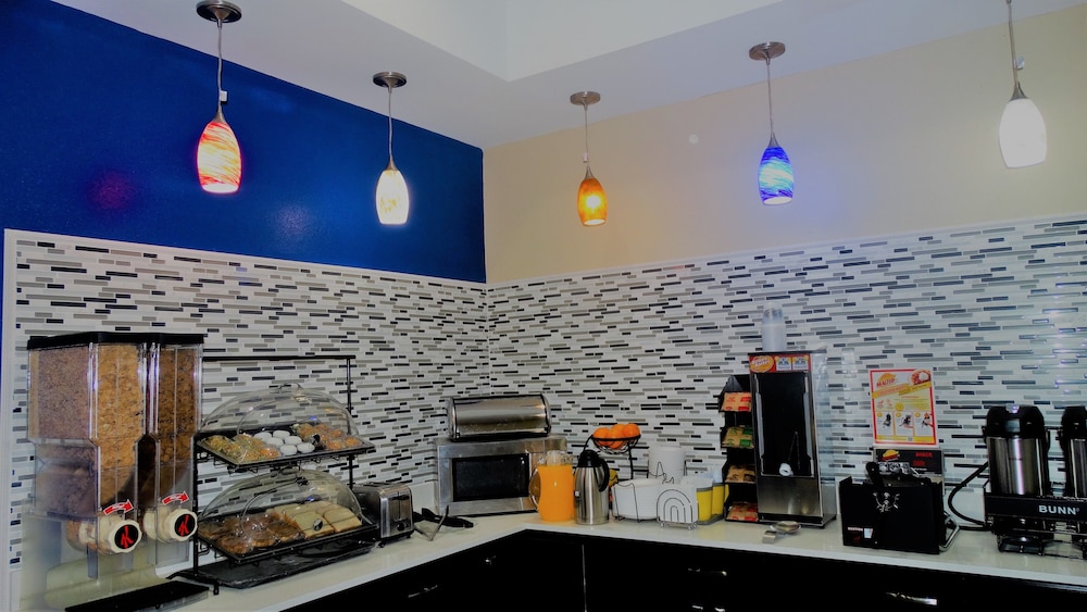 Oak Tree Inn & Suites - photo 30