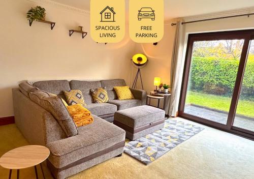 Green Lane LT By Furnished Accommodation Drive Way Parking Big House Airport Contractors Relocating Families — 4-Star Luxury Hotel in Bramhope, United Kingdom