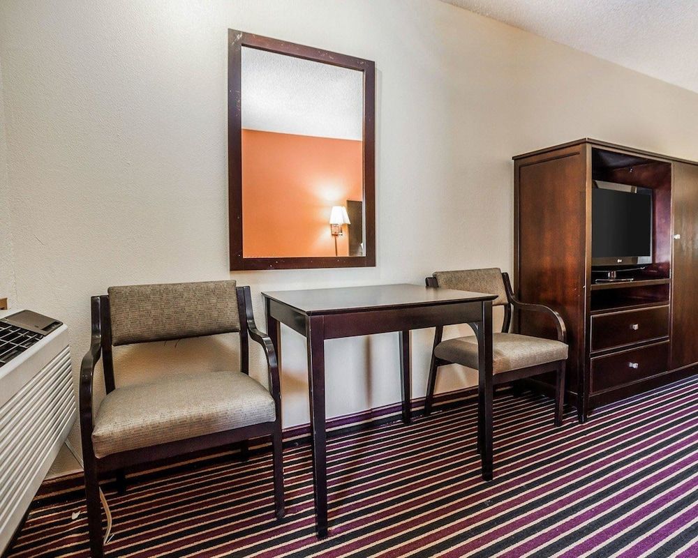 Econo Lodge Urbandale - photo 19