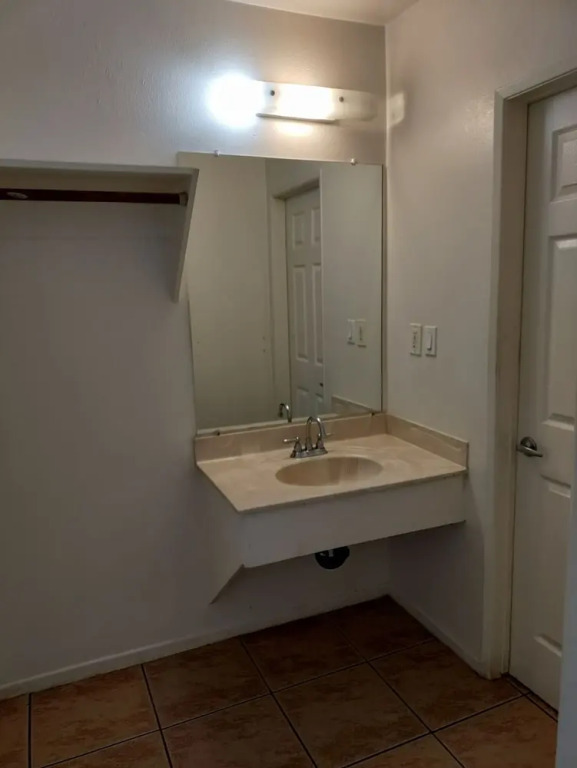 Crown Inn & Suites - photo 11