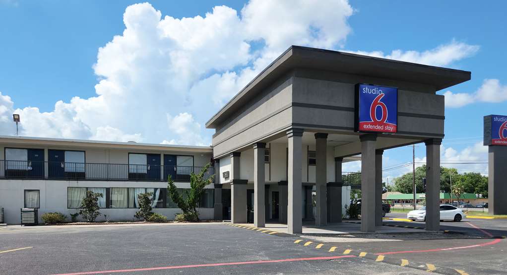 Studio6 Alvin TX - carbon neutral hotel in Alvin