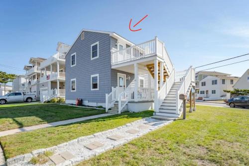 Beach Bliss 1 Block1 From Beach Upstairs Unit — 4-Star Luxury Hotel in Brigantine, United States