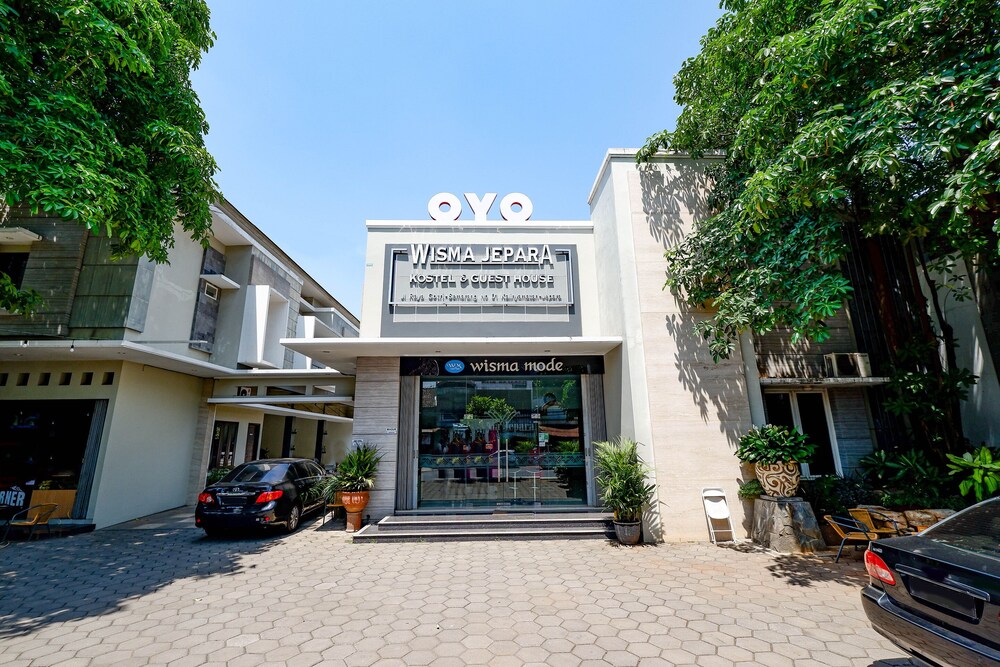 OYO 2028 Wisma Jepara in Kudus, Indonesia