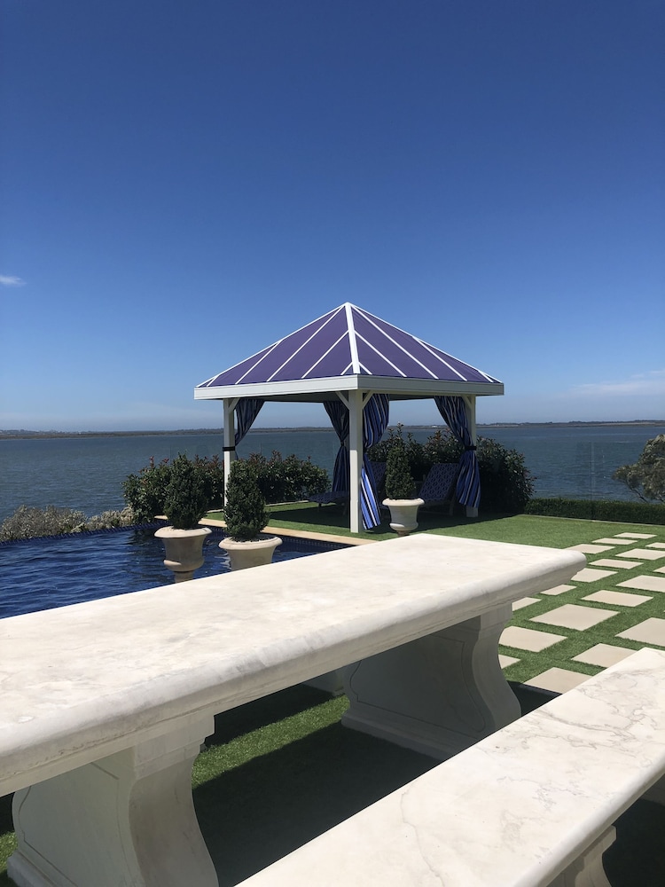 Campbell Point House — 4-Star Luxury Hotel in Leopold, Australia