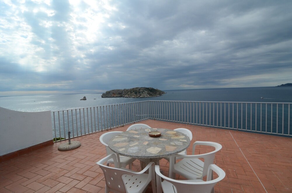 Villa Narcol — 4-Star Luxury Hotel in Torroella De Montgri, Spain