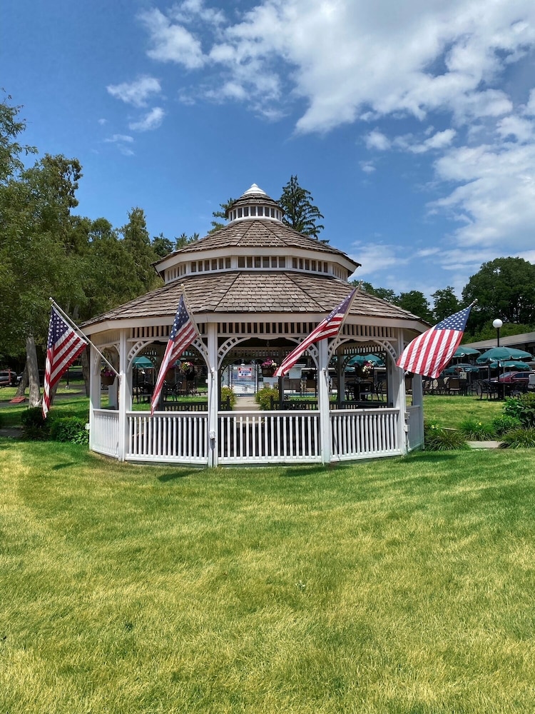 Amber's Inn & Suites - photo 57