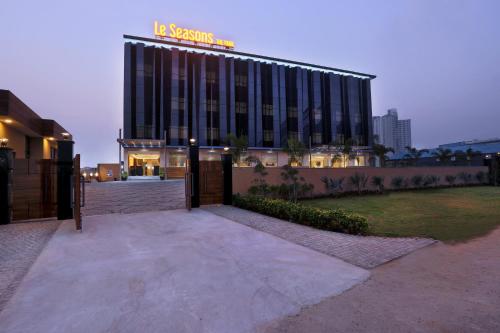 Hotel Le Seasons Park in Greater Noida, India
