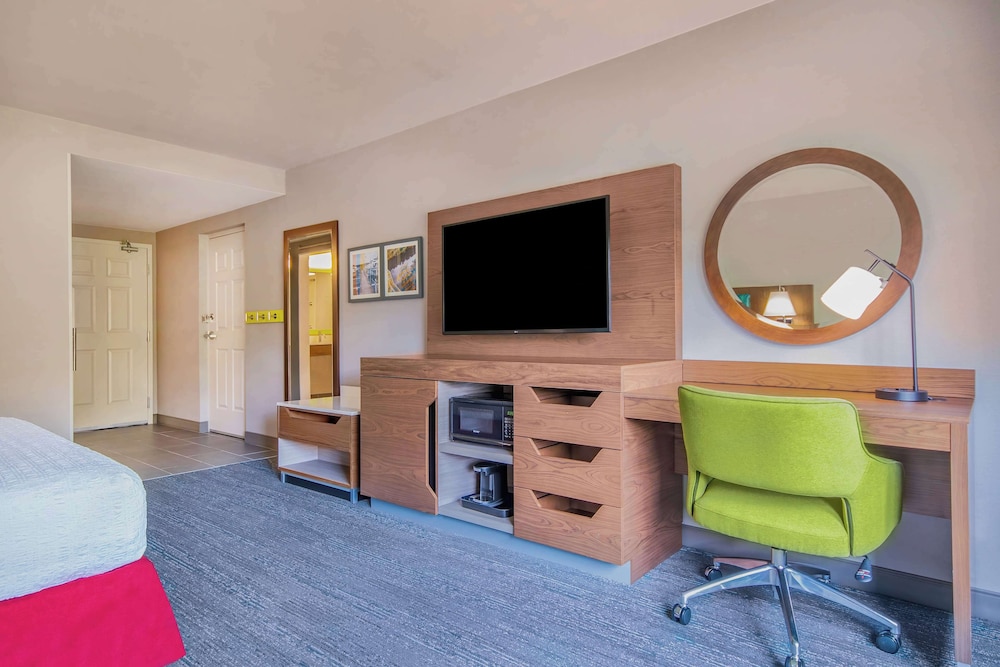Hampton Inn East Aurora - photo 8