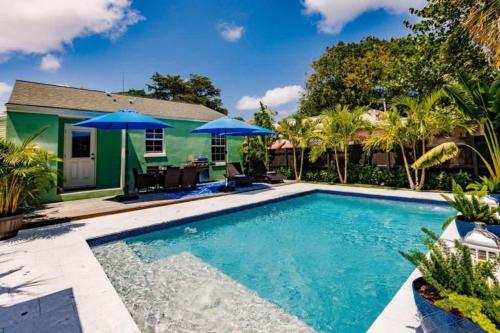 Key Lime Cottage Bask Poolside in a Historic Flamingo Park Gem — 4-Star Luxury Hotel in West Palm Beach, United States