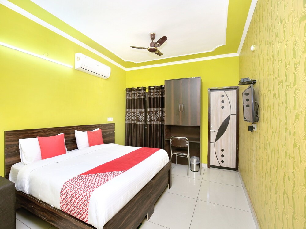 OYO 15620 Hotel Dynasty in Kharar, India