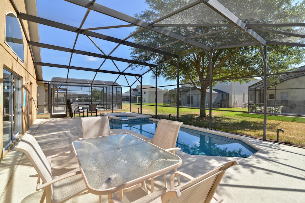 Shooting Star Family friendly 4 bed pool home on Emerald Island Resort close to Disney World — 4-Star Luxury Hotel in Kissimmee, United States