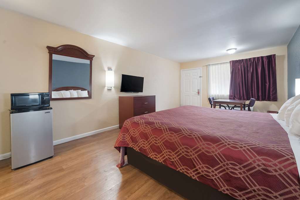 Econo Lodge Thomaston - photo 18