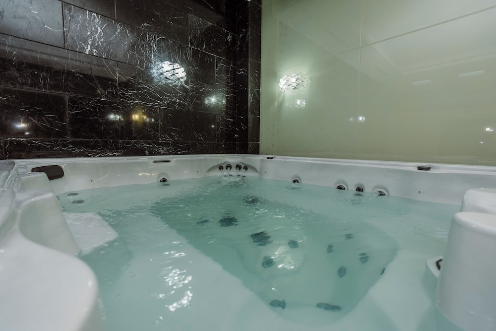 Jetted tub