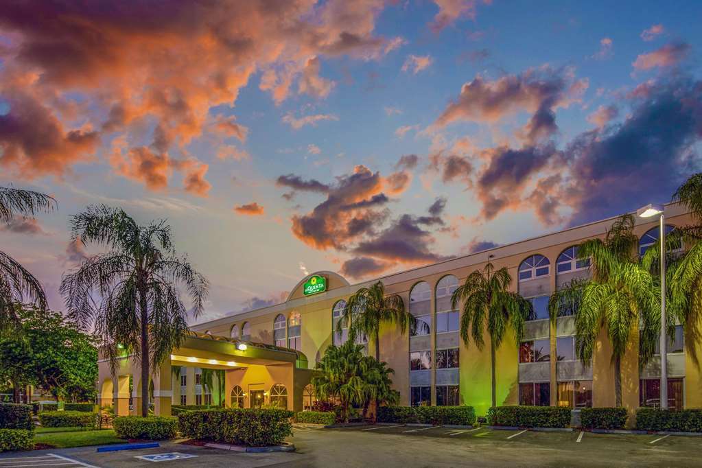 La Quinta Inn & Suites by Wyndham Miami Lakes - photo 3