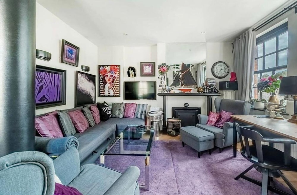 2 Bed Flat Sleeps 4 Balcony Wifi — 4-Star Luxury Hotel in London, United Kingdom