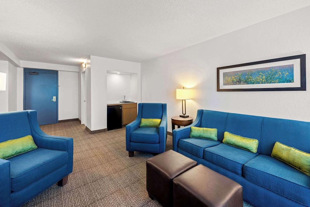 Comfort Inn & Suites Omaha Central - photo 16