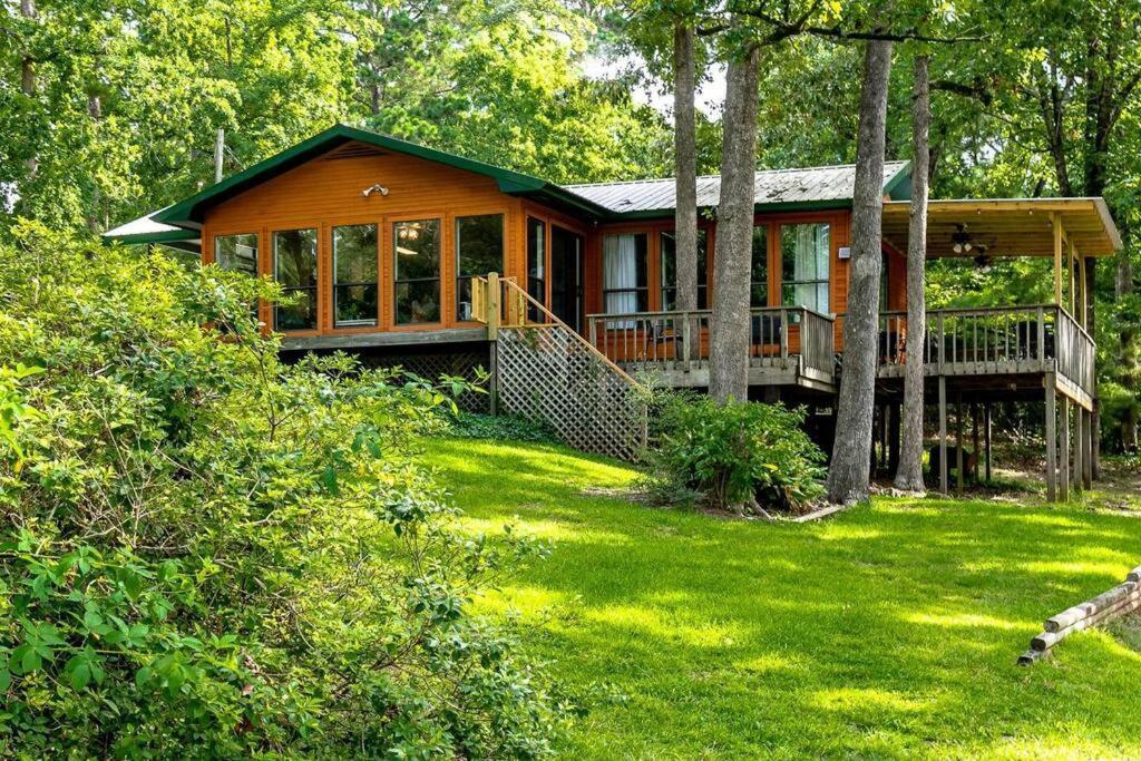 Lakefront 3br with Bunkhouse And Kayaks Rowboat Included — hotel in Many