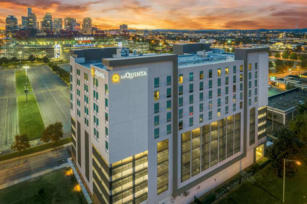 La Quinta Inn & Suites by Wyndham Nashville Downtown Stadium - featured photo
