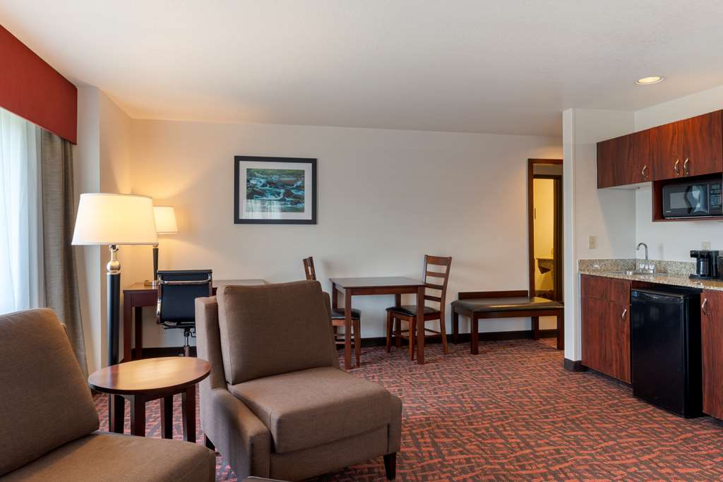 Best Western Pony Soldier Inn Airport - photo 17