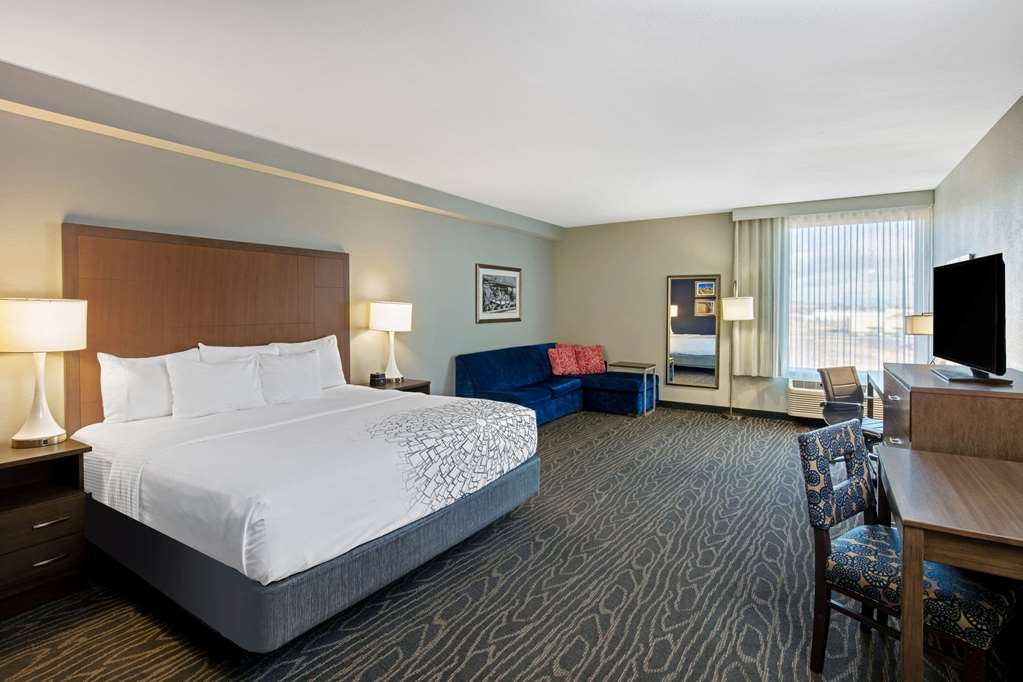 La Quinta Inn & Suites by Wyndham Kingman - photo 22